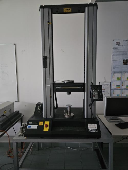 Instron 5567 instrumented Press - Photo